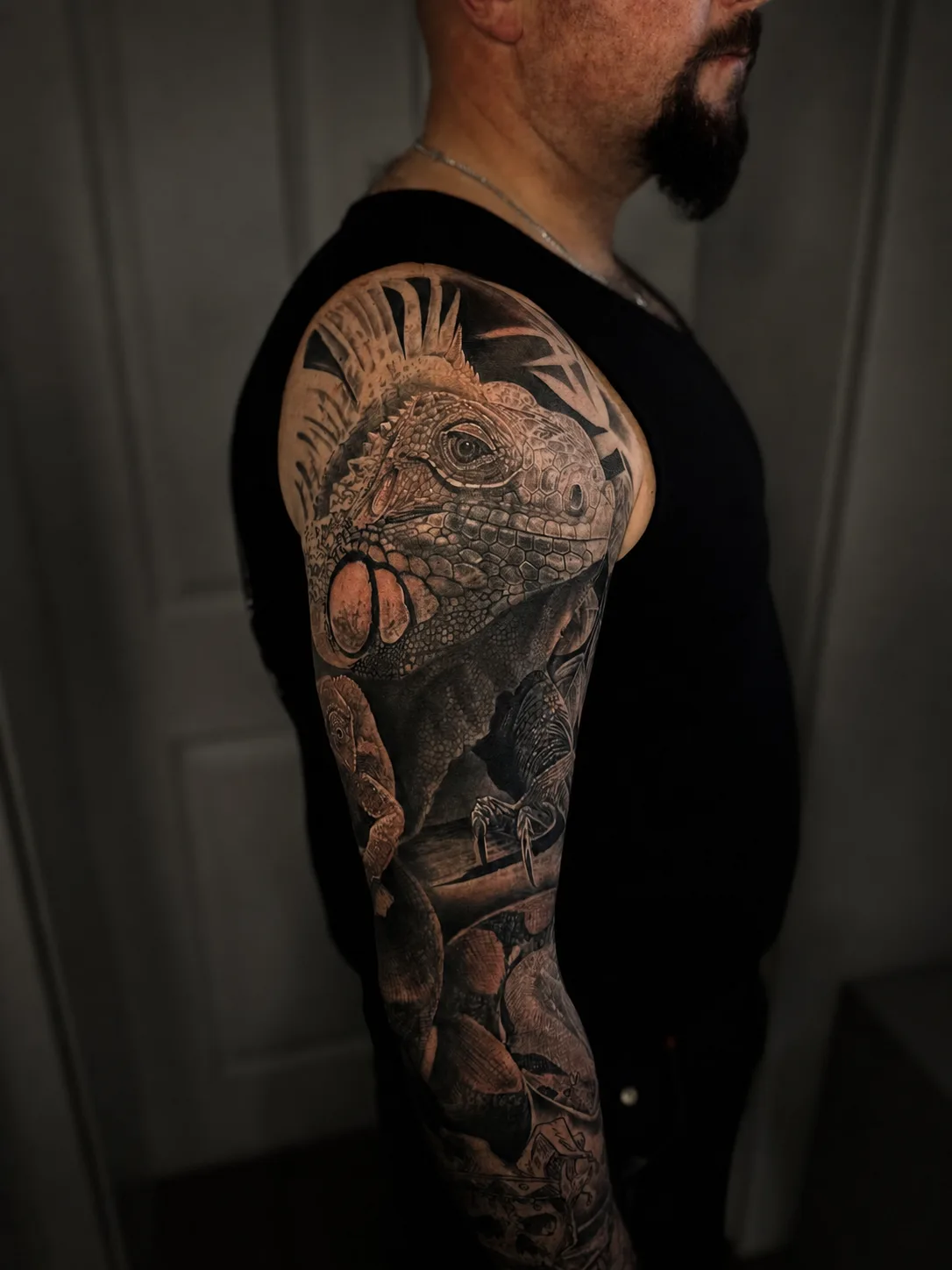 Detailreiches Iguana-Tattoo als Black-and-Grey-Sleeve